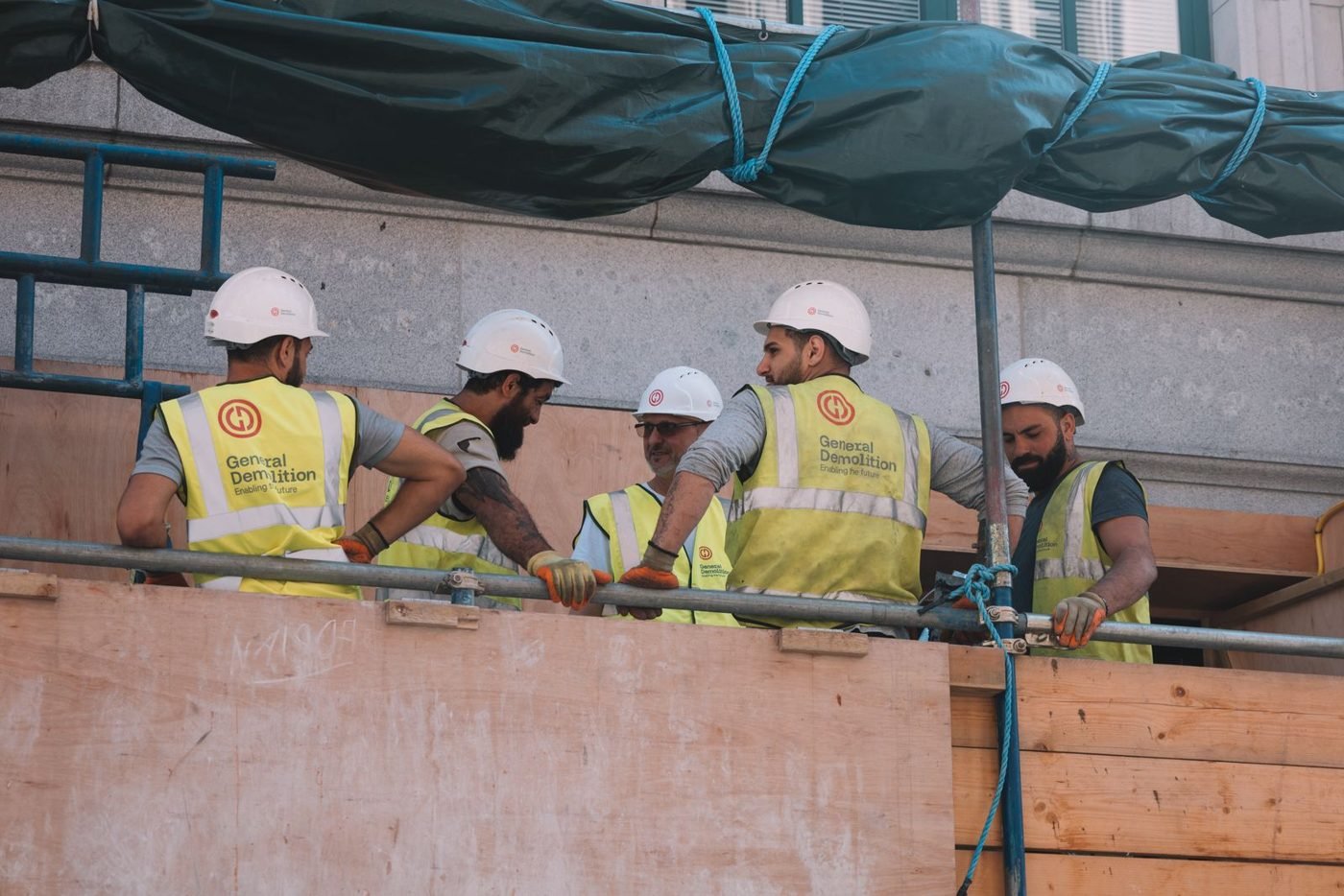 Travailleurs de la construction en équipement de sécurité sur un chantier