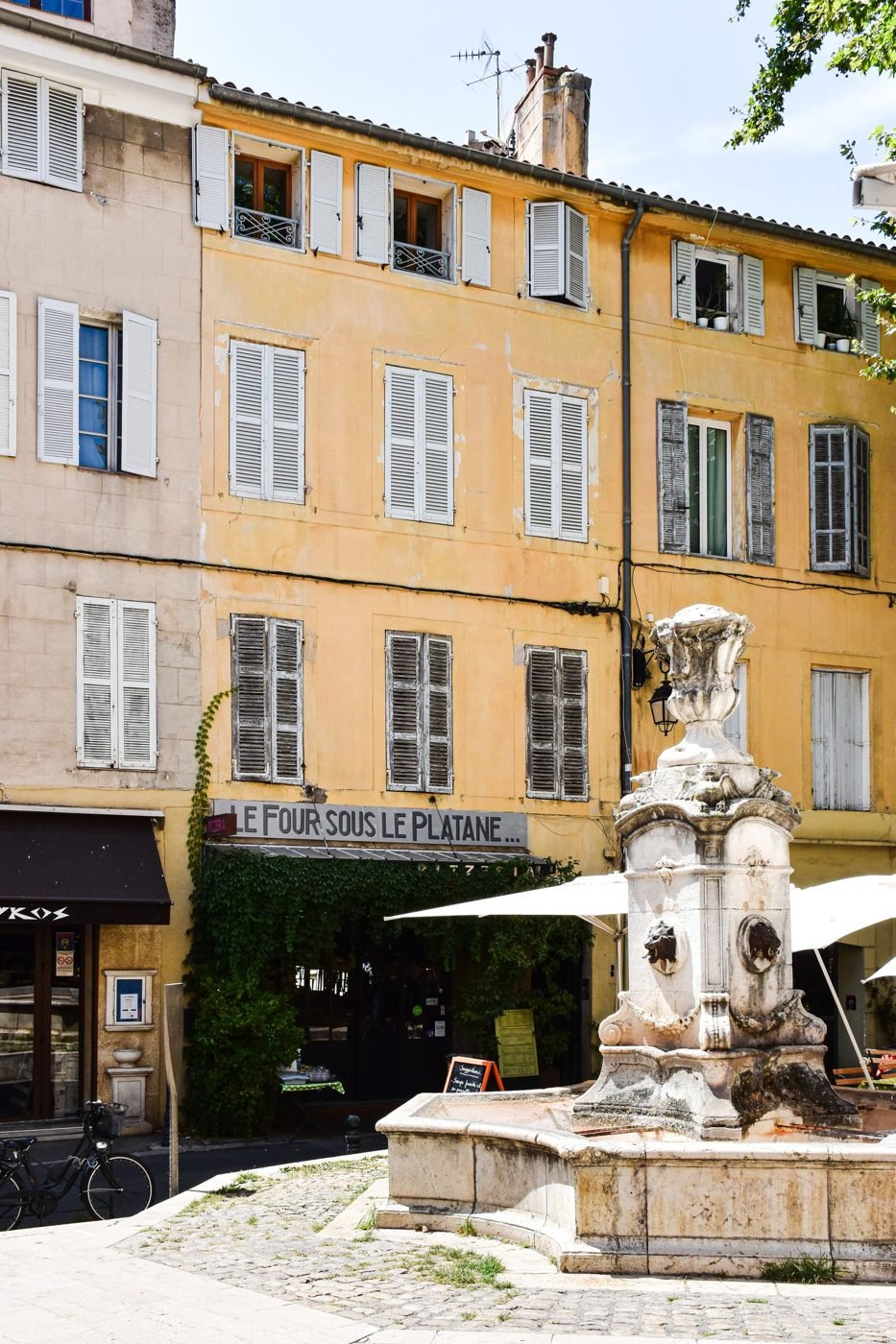 Vue pittoresque d'Aix-en-Provence avec sa fontaine historique