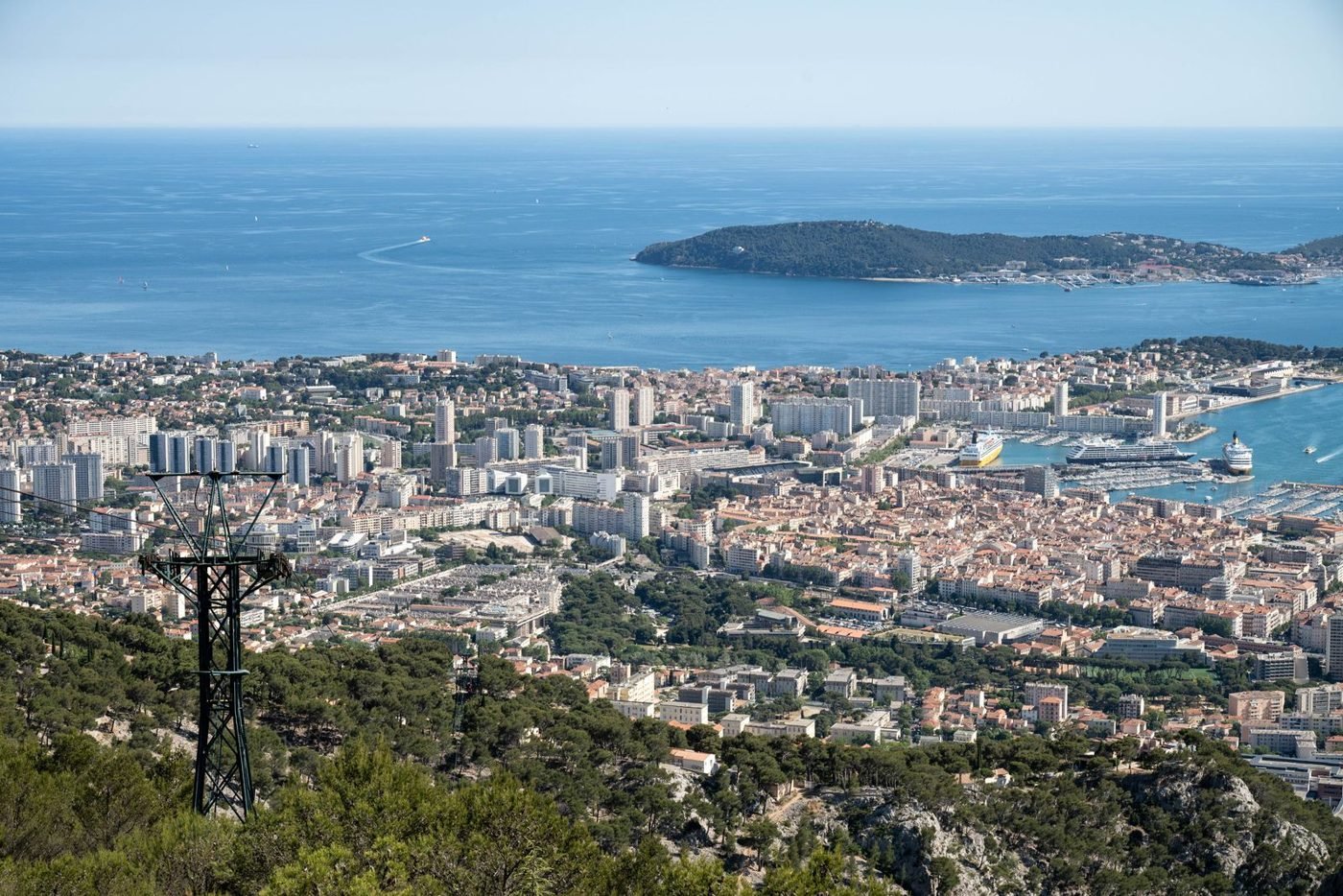Vue aérienne de la ville de Toulon et de son port