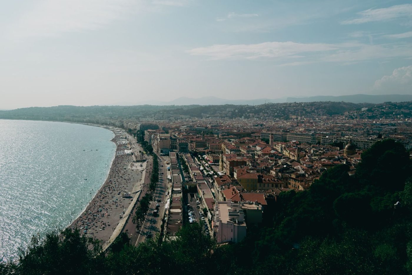 Vue aérienne de Nice et de la baie des Anges sur la Côte d'Azur