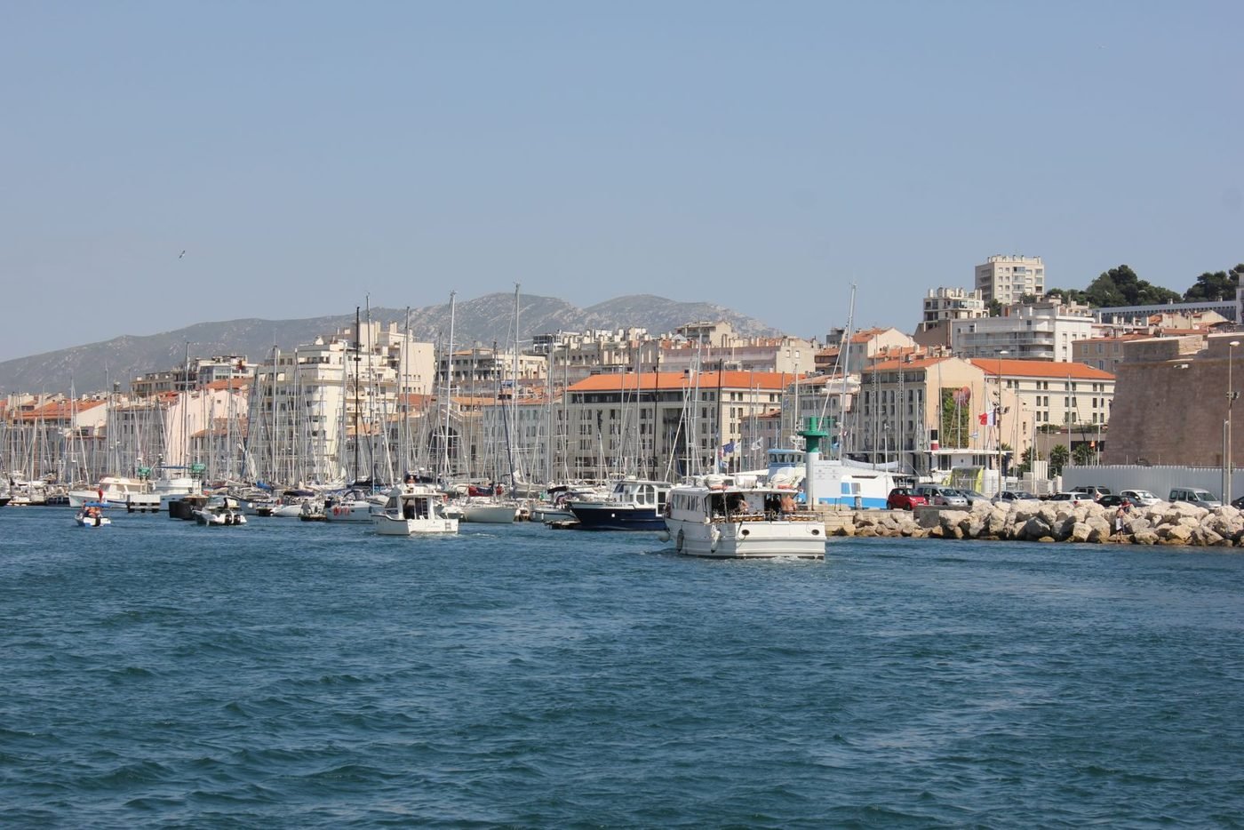 Vue du Vieux-Port de Marseille avec des bateaux et des bâtiments historiques