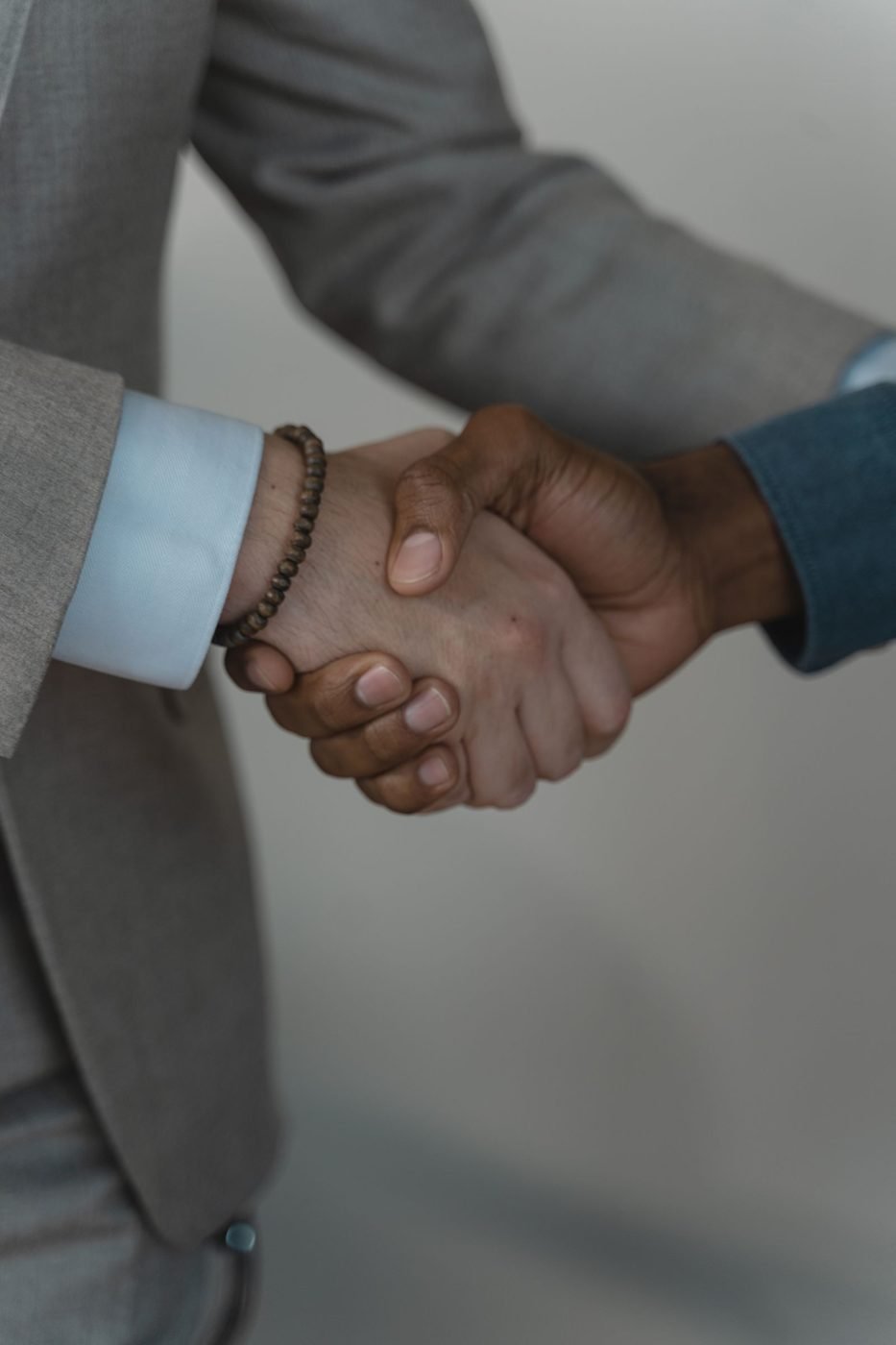 Deux professionnels se serrant la main, symbolisant un accord et un partenariat
