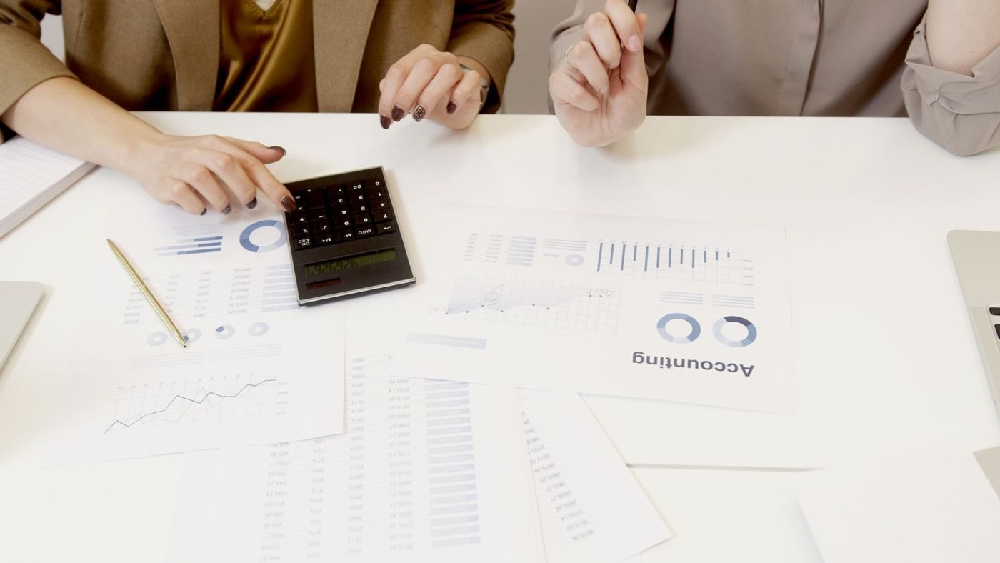 Deux professionnelles analysant des documents financiers