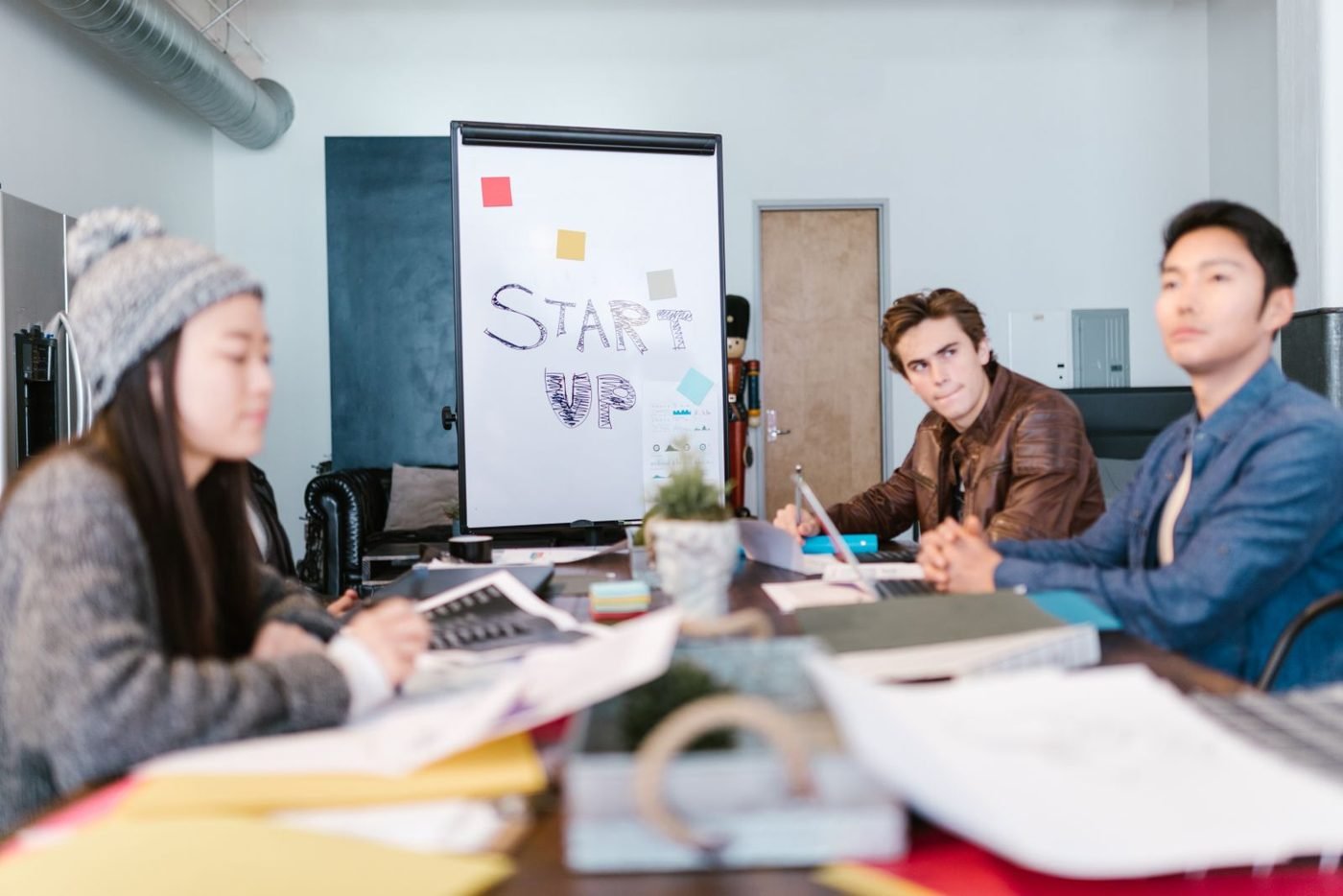 Jeunes professionnels travaillant ensemble sur un projet d'entreprise