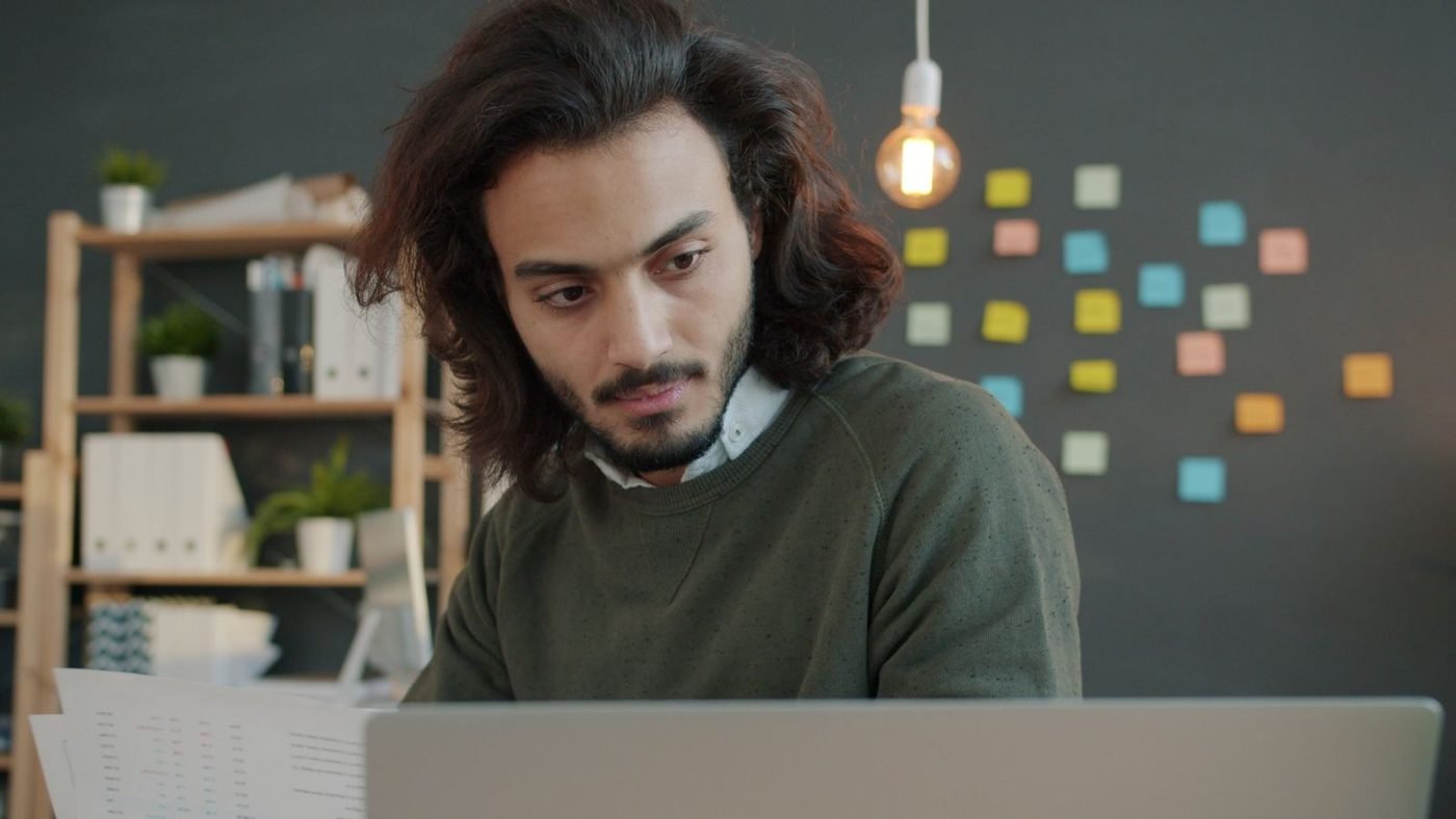 Entrepreneur travaillant dans un espace de bureau moderne