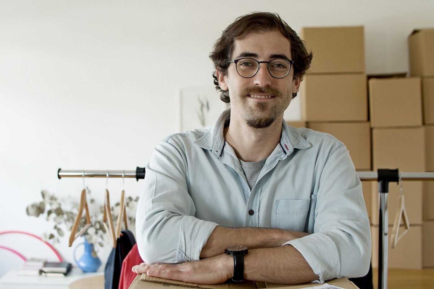 Jeune homme d'affaires souriant dans un environnement de startup