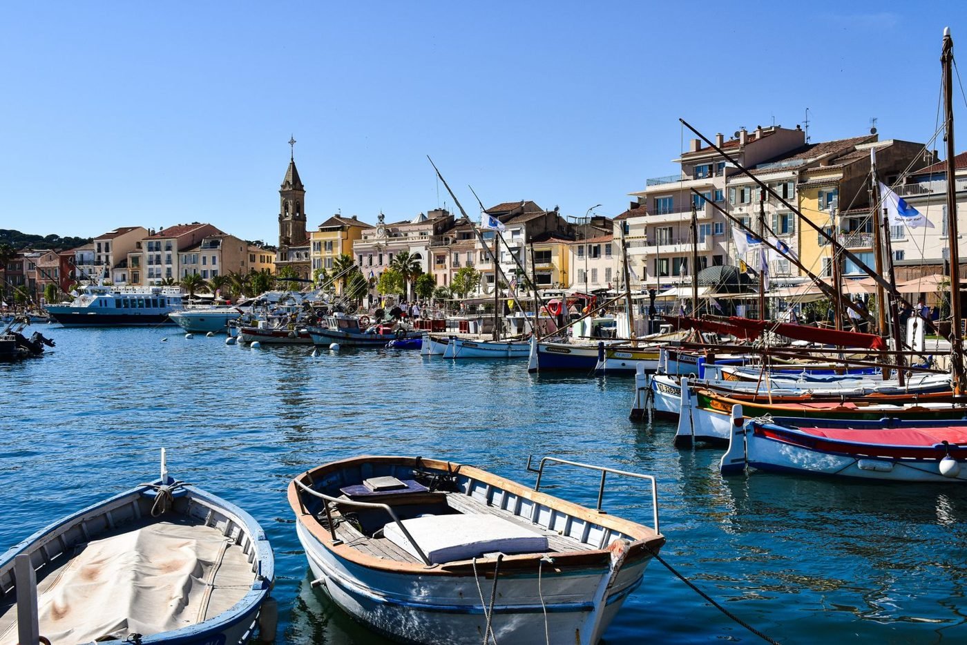 Scène portuaire avec des bateaux colorés en Provence