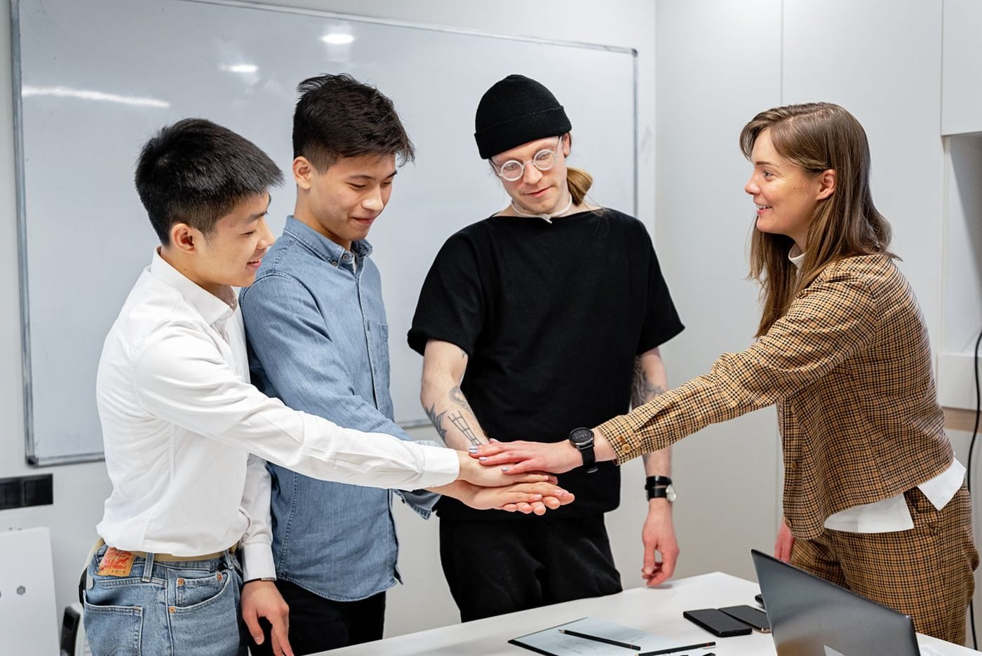 Groupe de professionnels collaborant dans un bureau