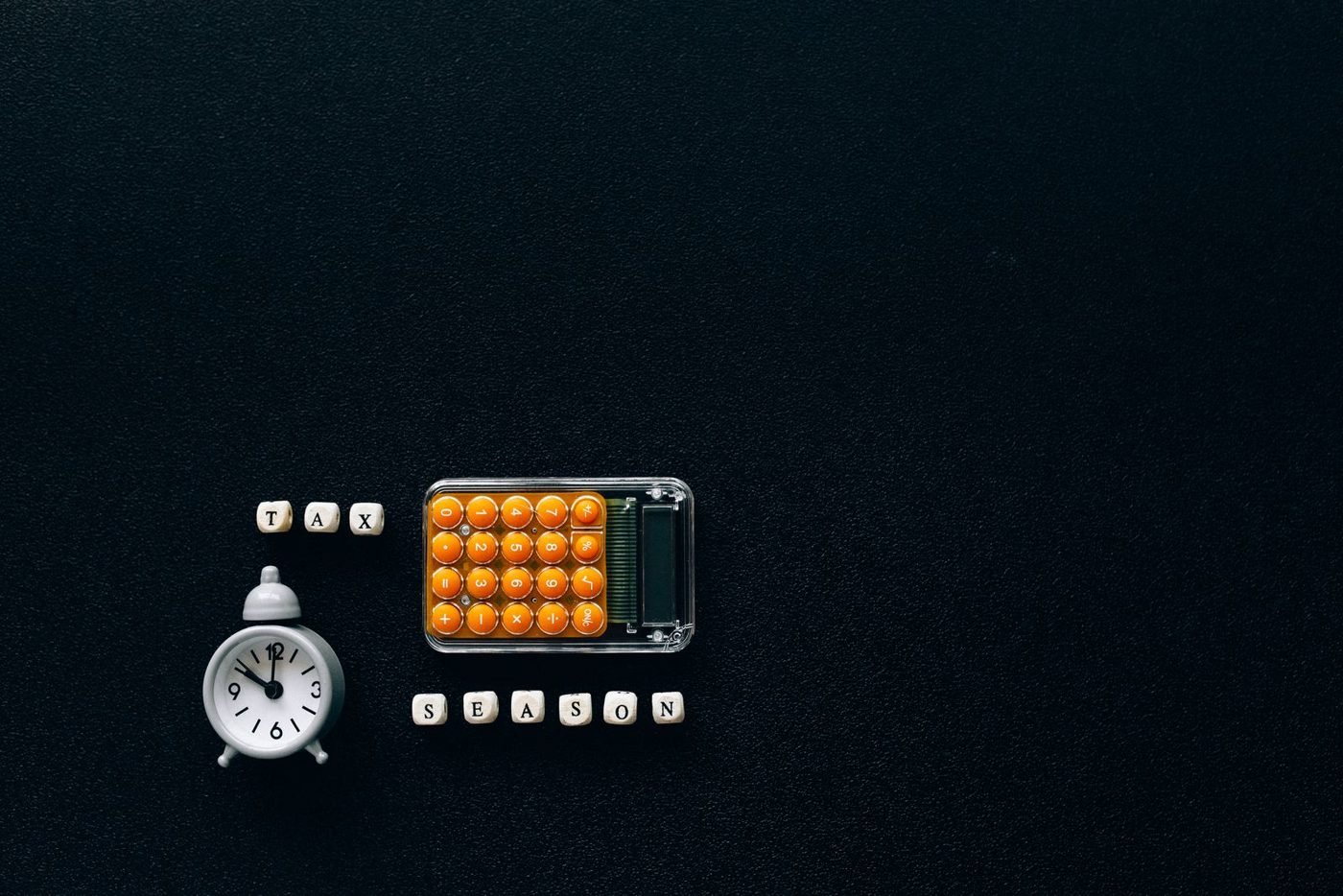 Vue du thème saison des impôts avec horloge et calculatrice