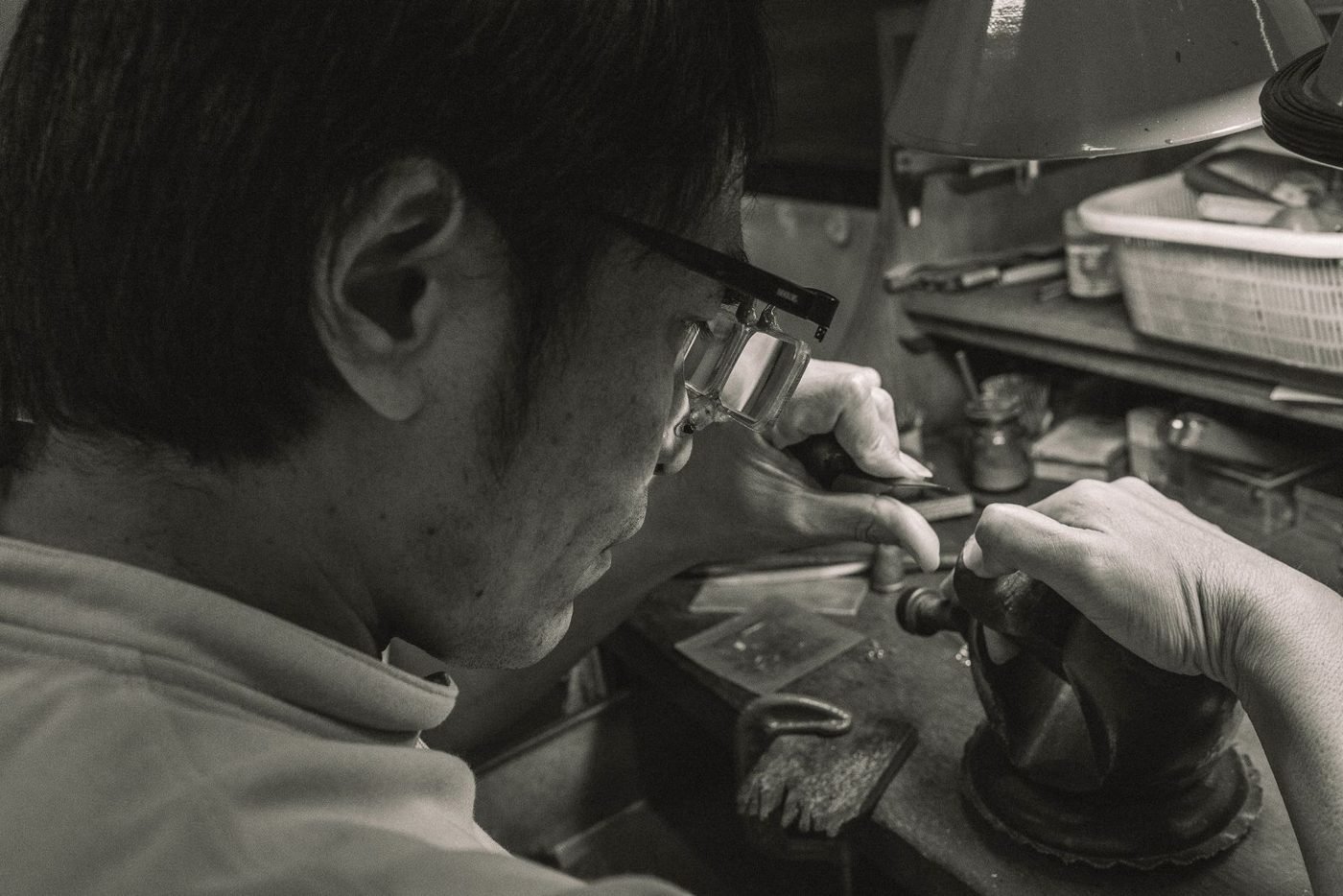 Artisan concentré sur un travail du métal dans un atelier