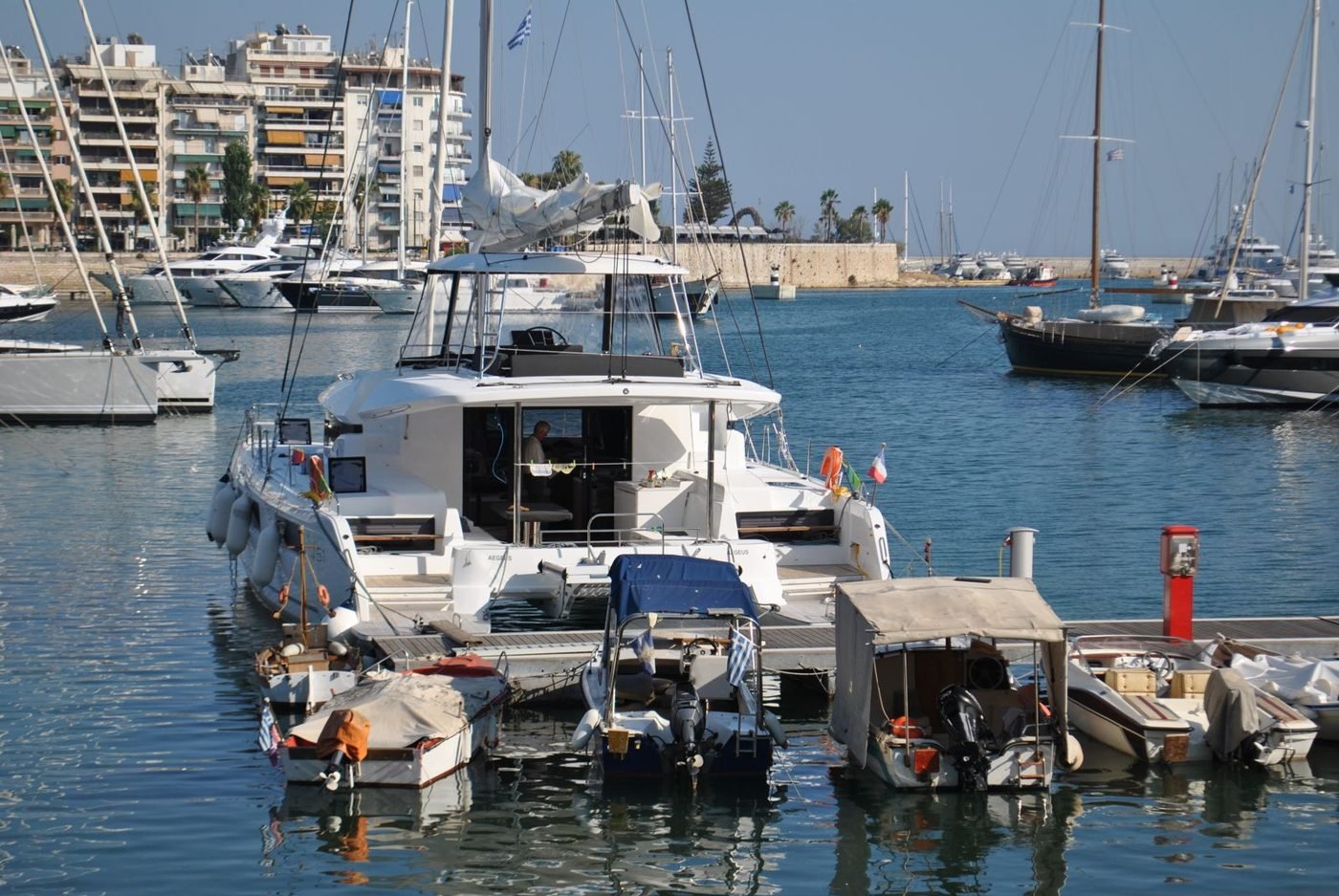 Port de plaisance méditerranéen avec des yachts de luxe amarrés