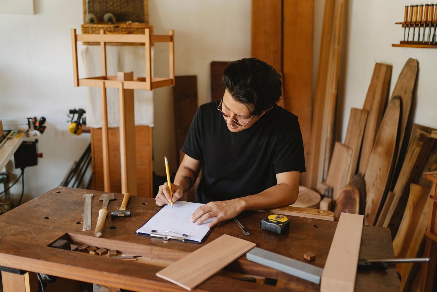 Artisan remplissant des documents dans son atelier