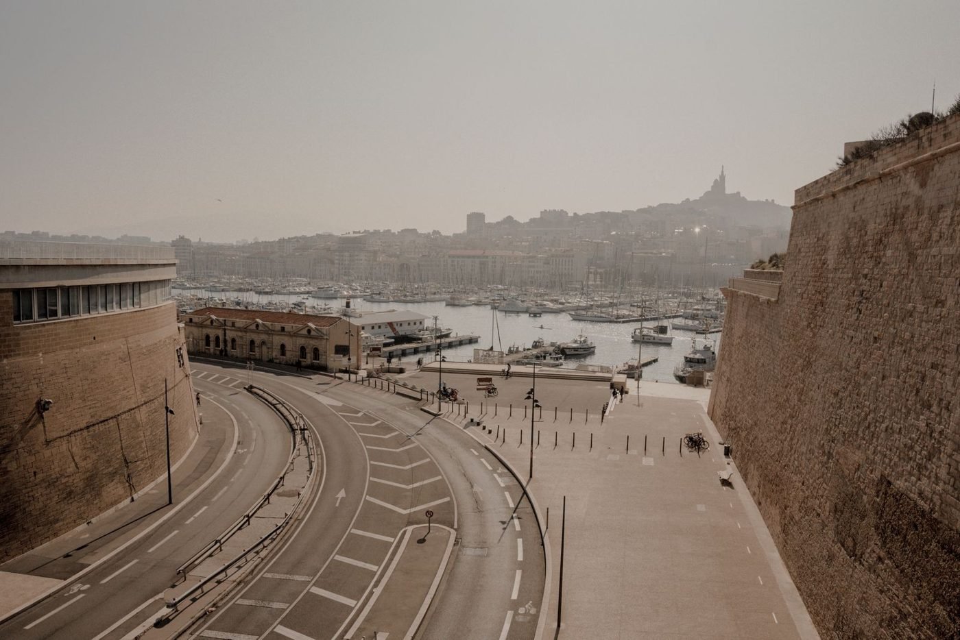 Vue panoramique du port de Marseille avec voiliers