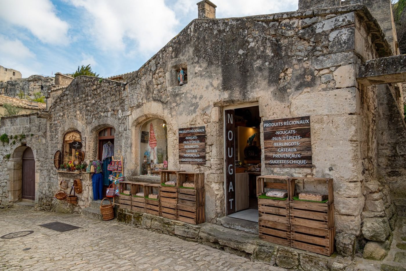 Façade de commerces en pierre dans un village provençal