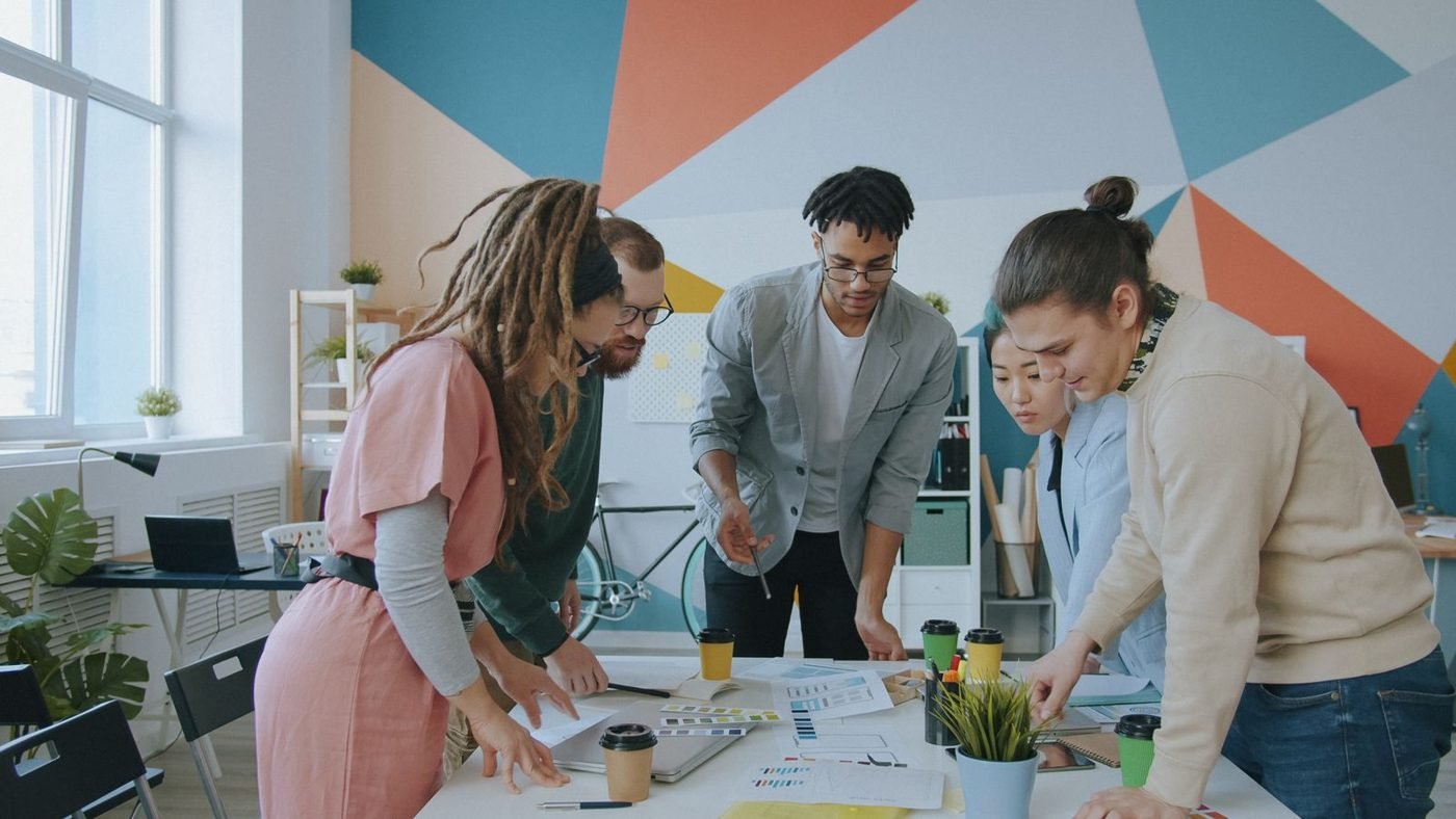Équipe travaillant dans un bureau moderne et coloré