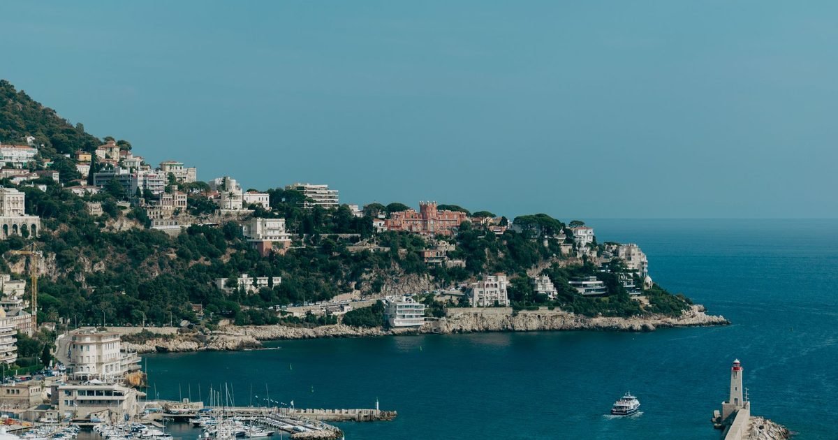 Vivre à Nice et travailler à Monaco : impôts et cotisations