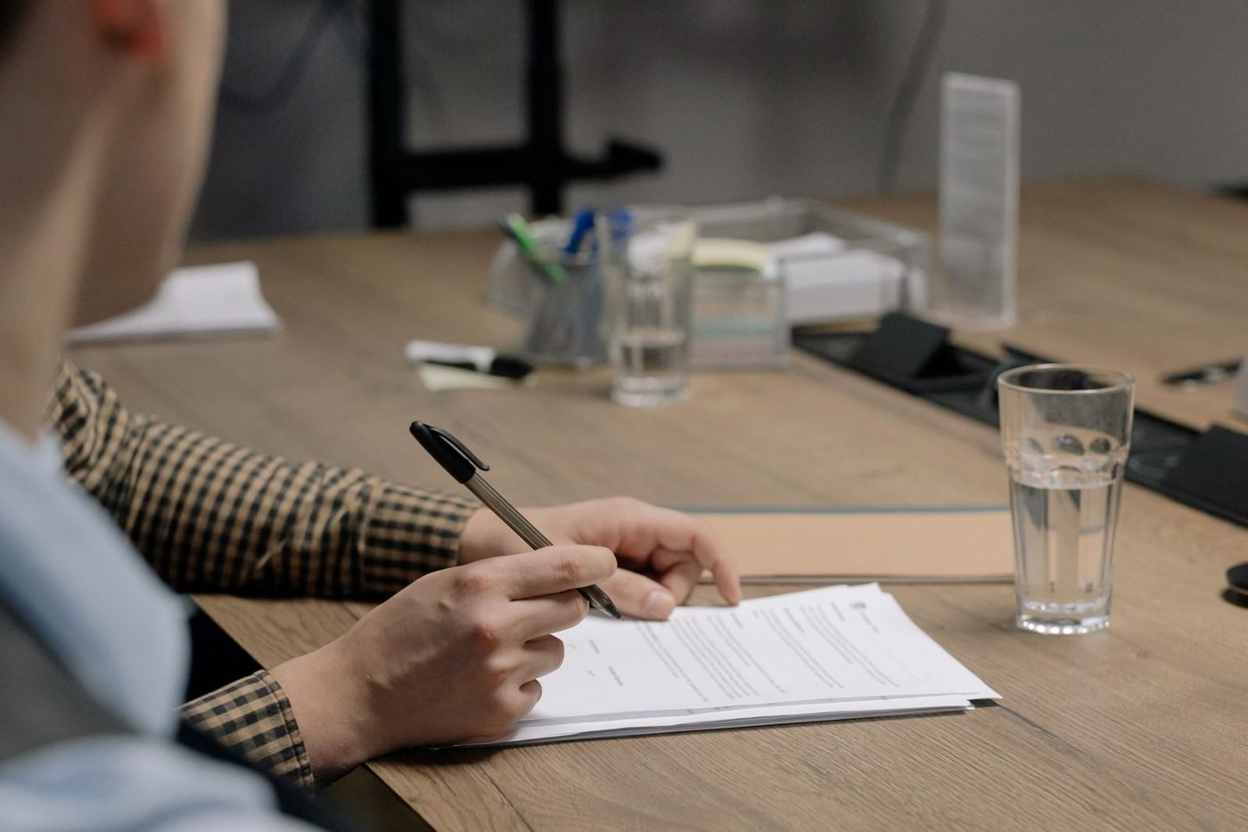 Personne signant un document dans un bureau
