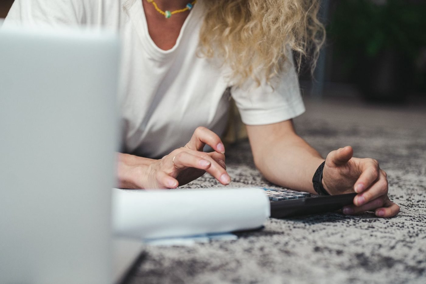 Femme calculant son budget avec une calculatrice