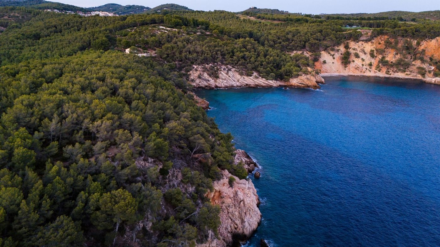Vue aérienne de la cote rocheuse et des eaux près de Marseille