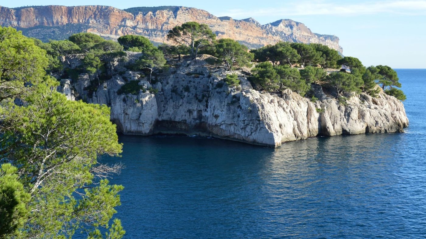 Vue sur les falaises côtières et les eaux de Cassis, aux portes de La Ciotat