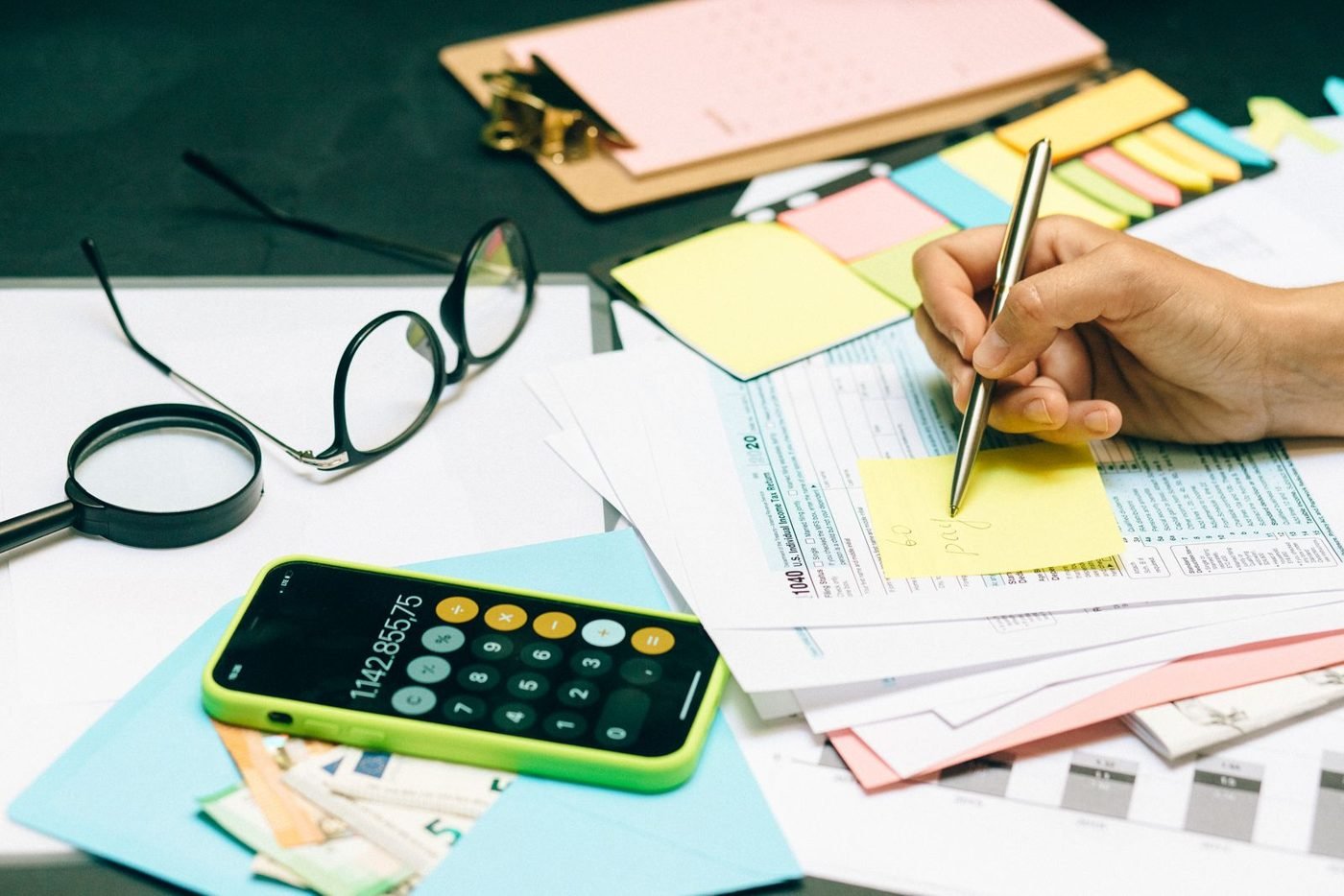 Documents financiers et calculatrice sur un bureau pour la planification fiscale