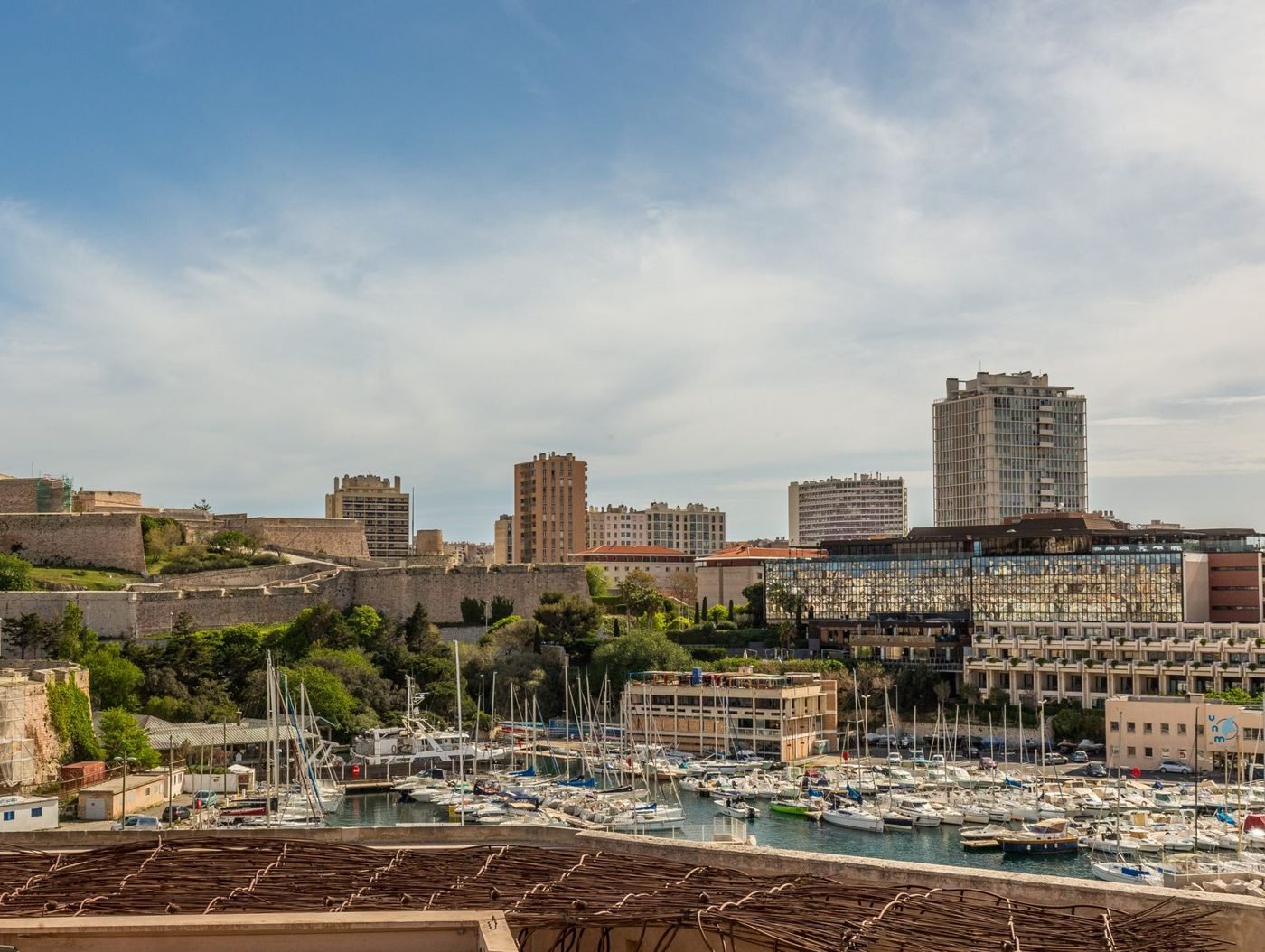 Vue surélevée du port animé de Toulon avec ses bateaux et bâtiments