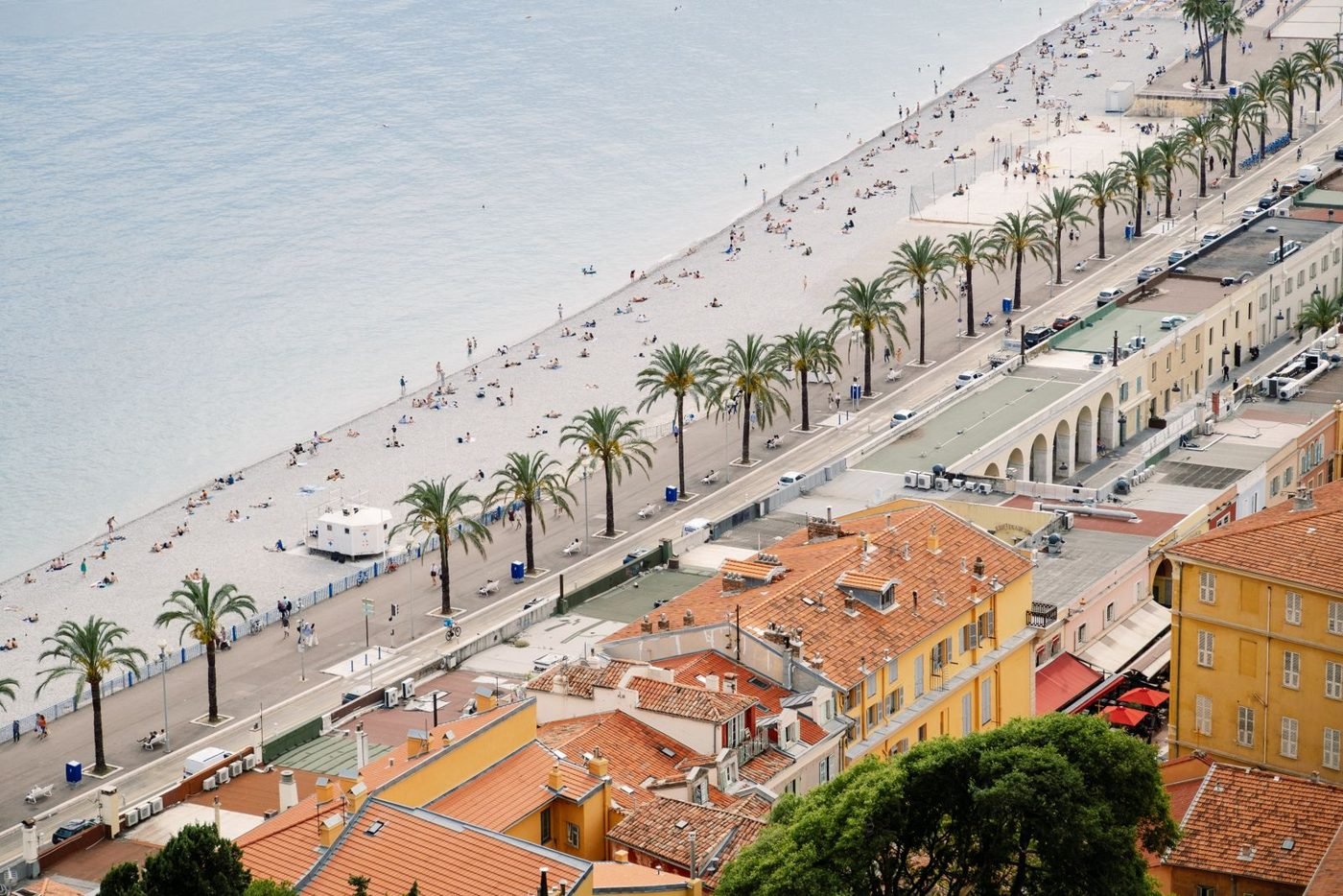 Vue aérienne de la promenade des Anglais et des plages de Nice