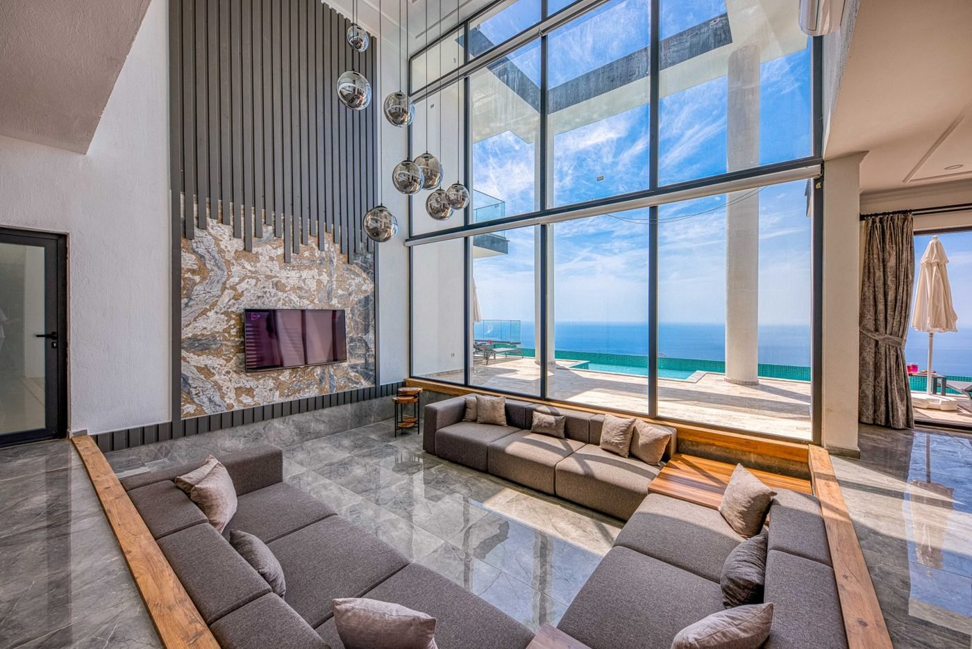 Salon lumineux d'un logement meublé avec vue sur la mer