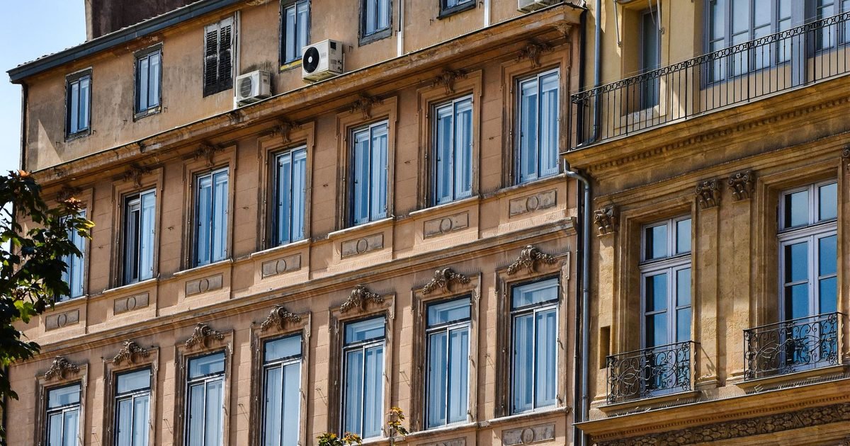 Passer de micro-entreprise à société en PACA : le guide 2026