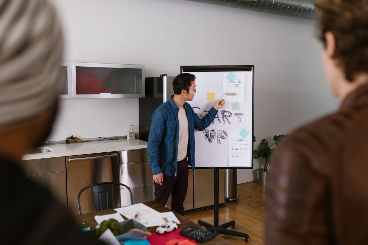 Deux professionnels discutent d'un projet dans un bureau