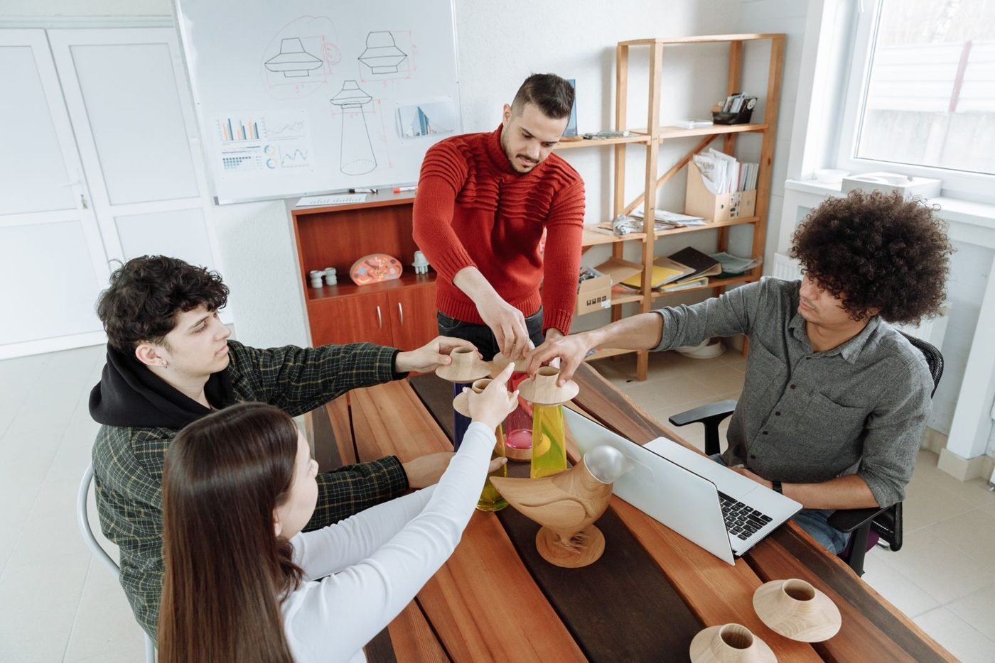 Équipe diversifiée collaborant autour d'un projet dans un bureau moderne