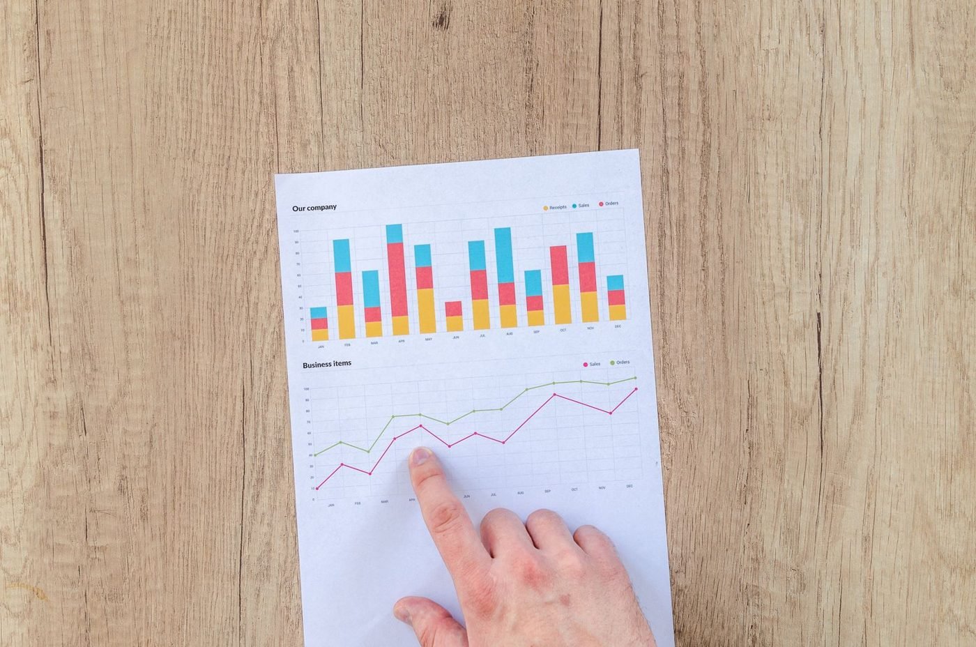 Documents financiers et graphiques sur un bureau en bois