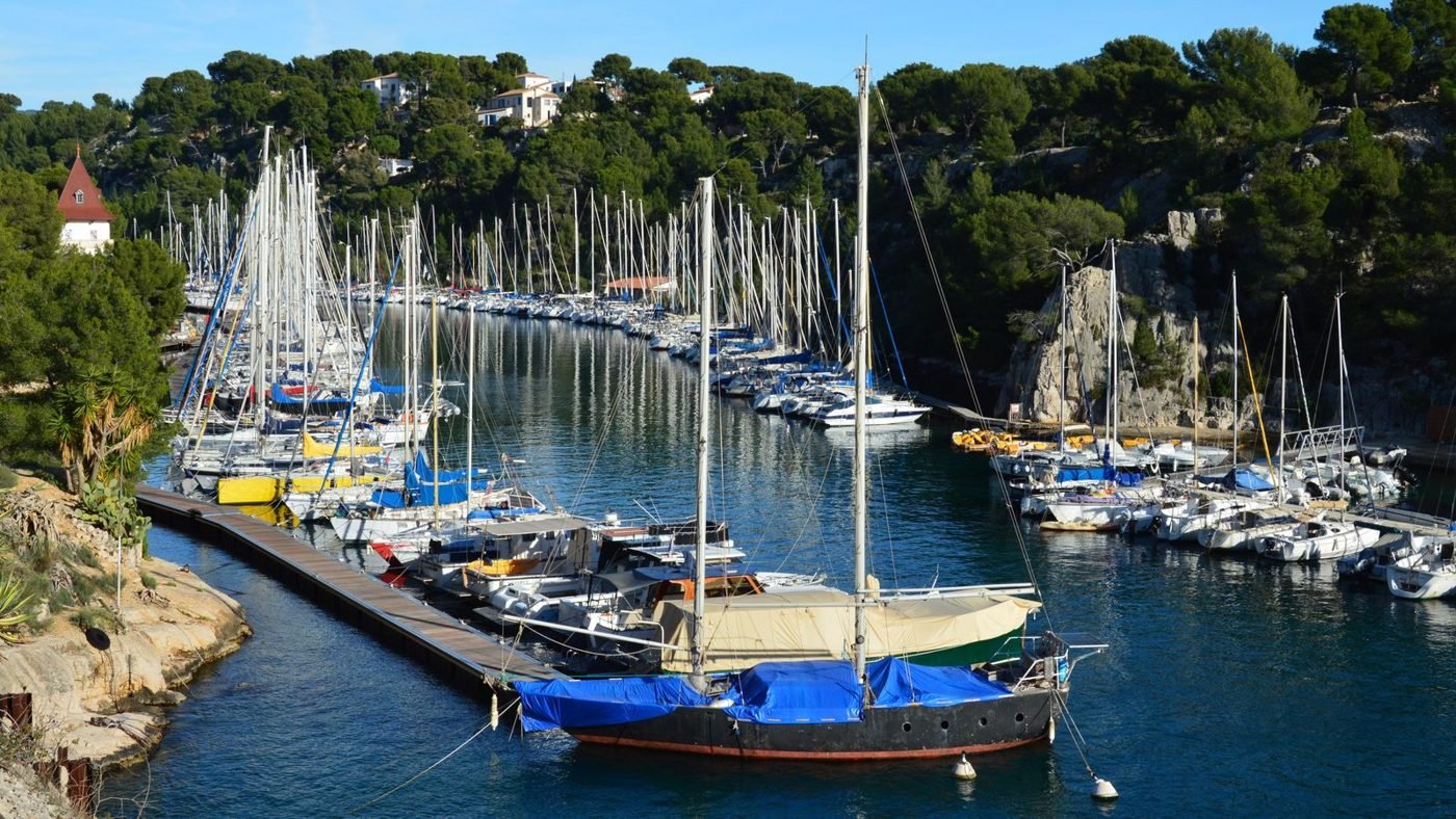 Bateaux colorés et bâtiments dans le port de Cassis, Provence, France sous un ciel dégagé