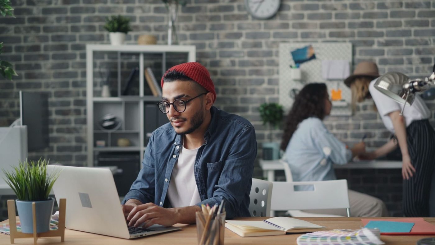 Équipe travaillant sur des ordinateurs portables dans un espace de coworking