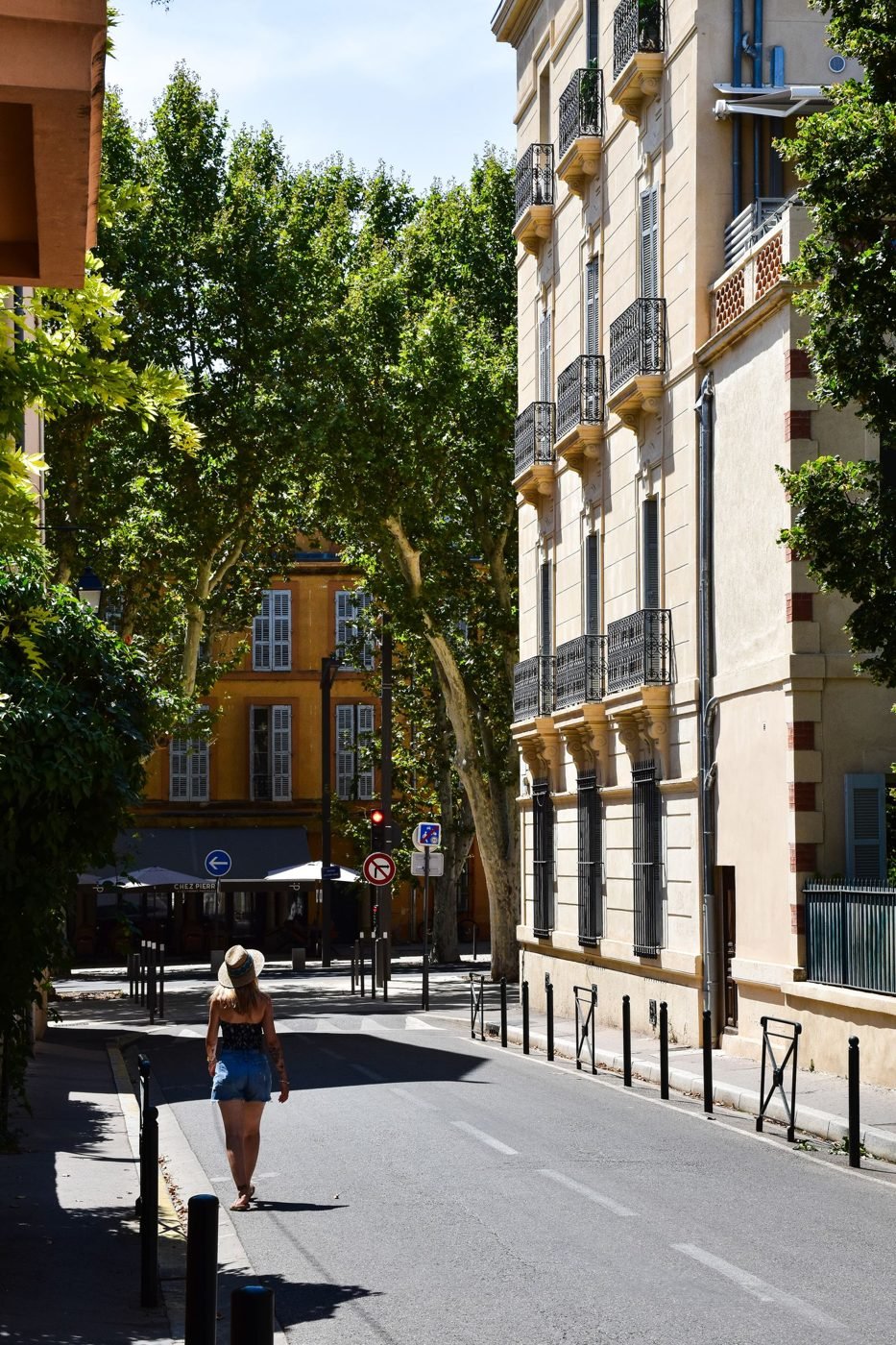 Rue ensoleillée à Aix-en-Provence