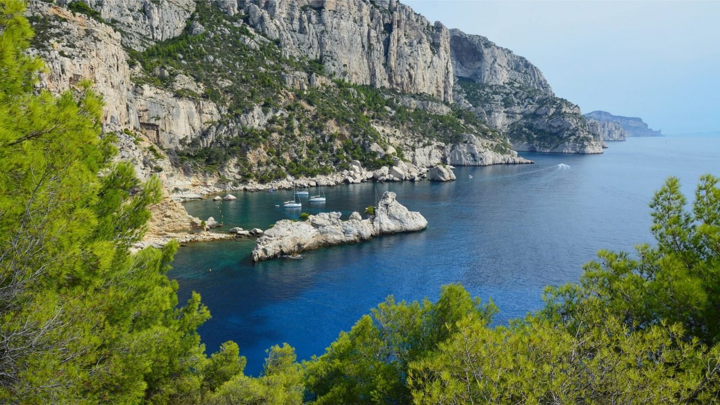 Vue des falaises et eaux turquoise des Calanques près de La Ciotat