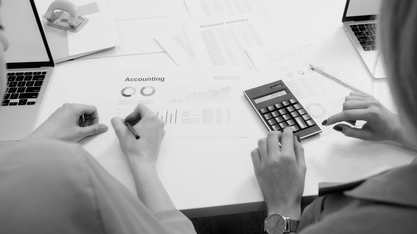 Documents comptables et calculatrice sur un bureau