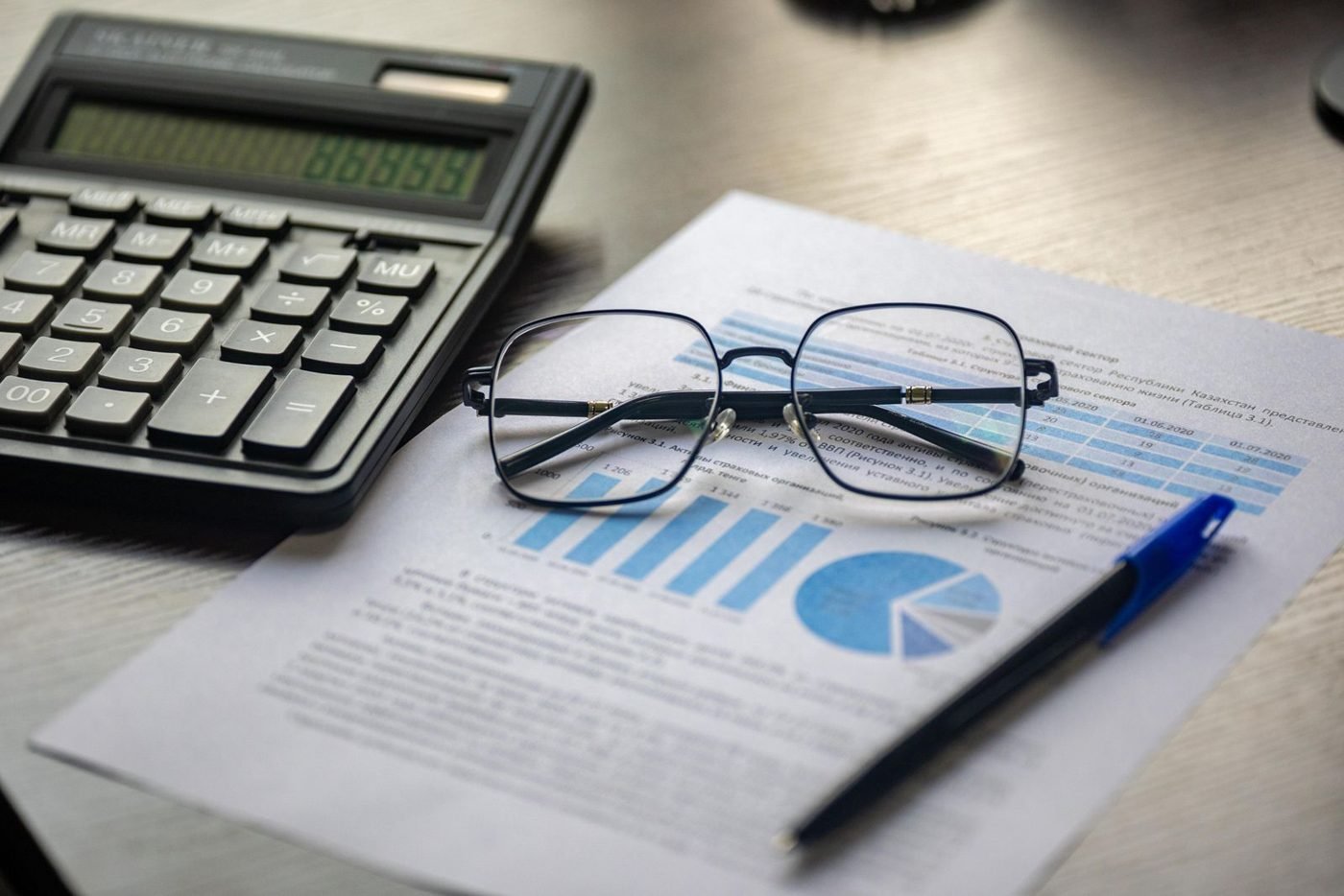 Document financier avec calculatrice et stylo sur un bureau