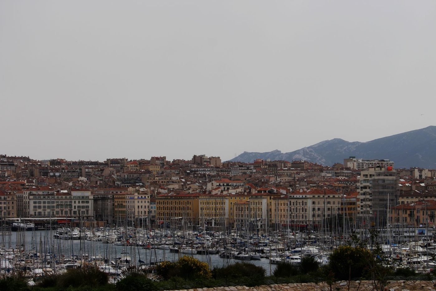 Vue du port de Marseille avec des bâtiments historiques et des bateaux