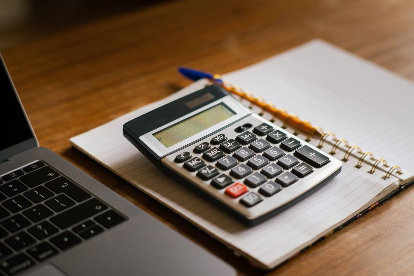 Calculatrice et documents comptables sur un bureau