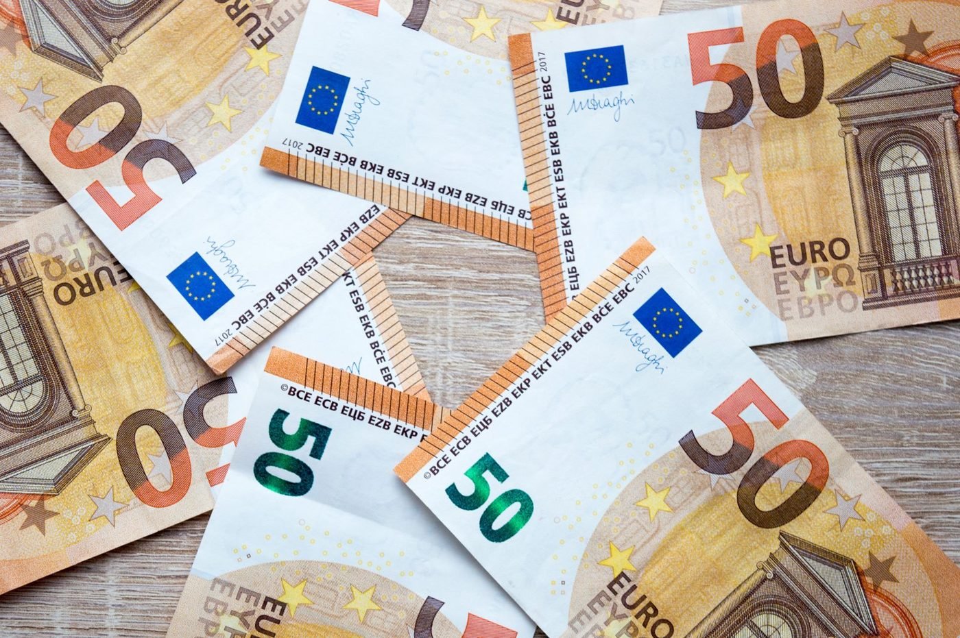 Billets en euros sur un bureau en bois