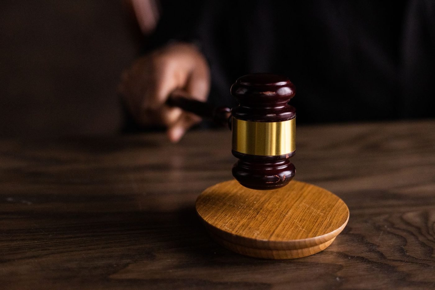 Marteau de juge posé sur un socle en bois